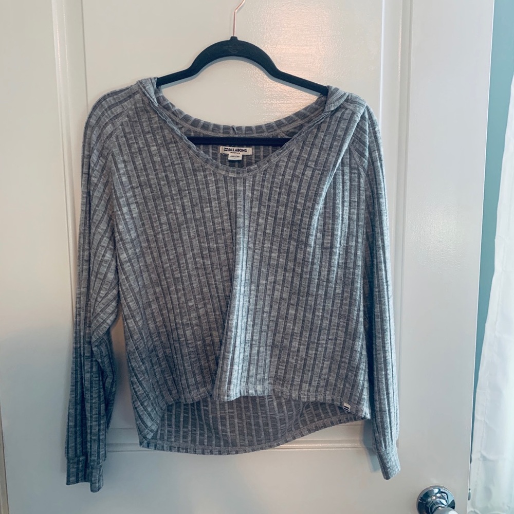 Billabong cropped sweater w/ hood. Size medium